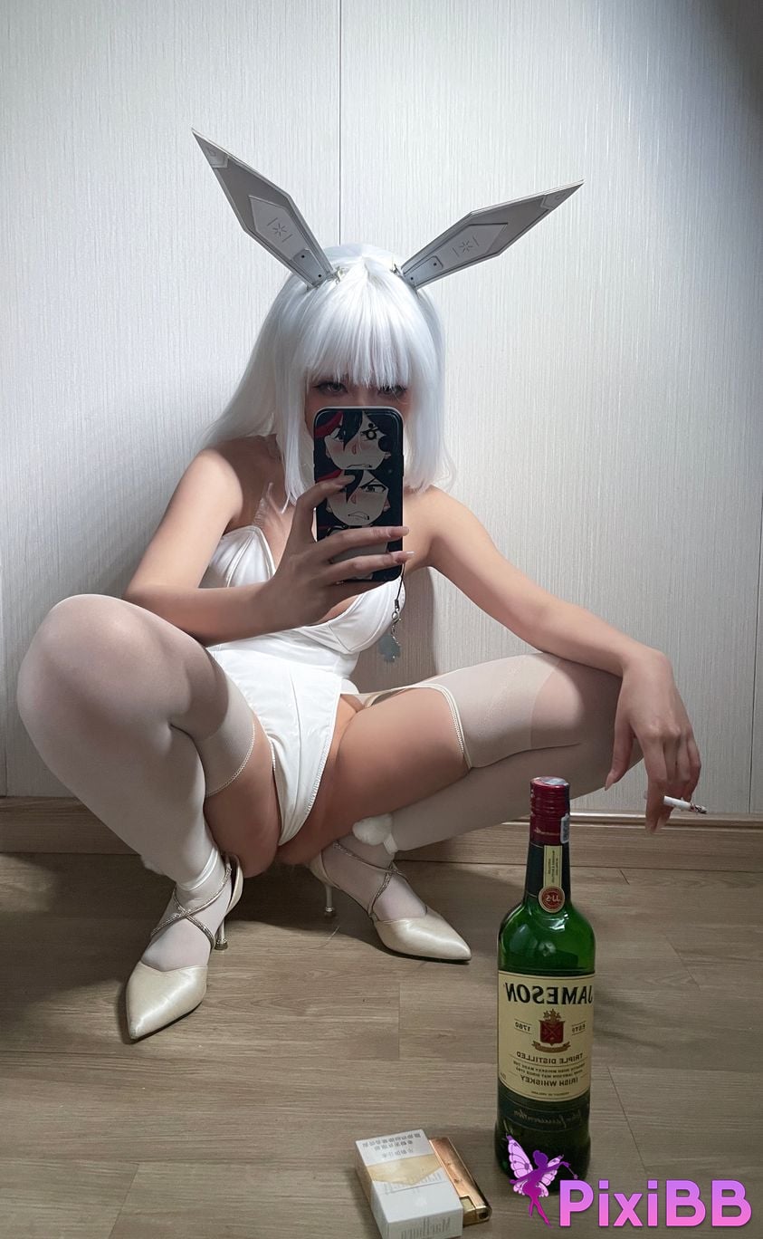 Cosplayer Jiao Rou Ji Walk u re Bunny Blanc PixiBB.COM 011
