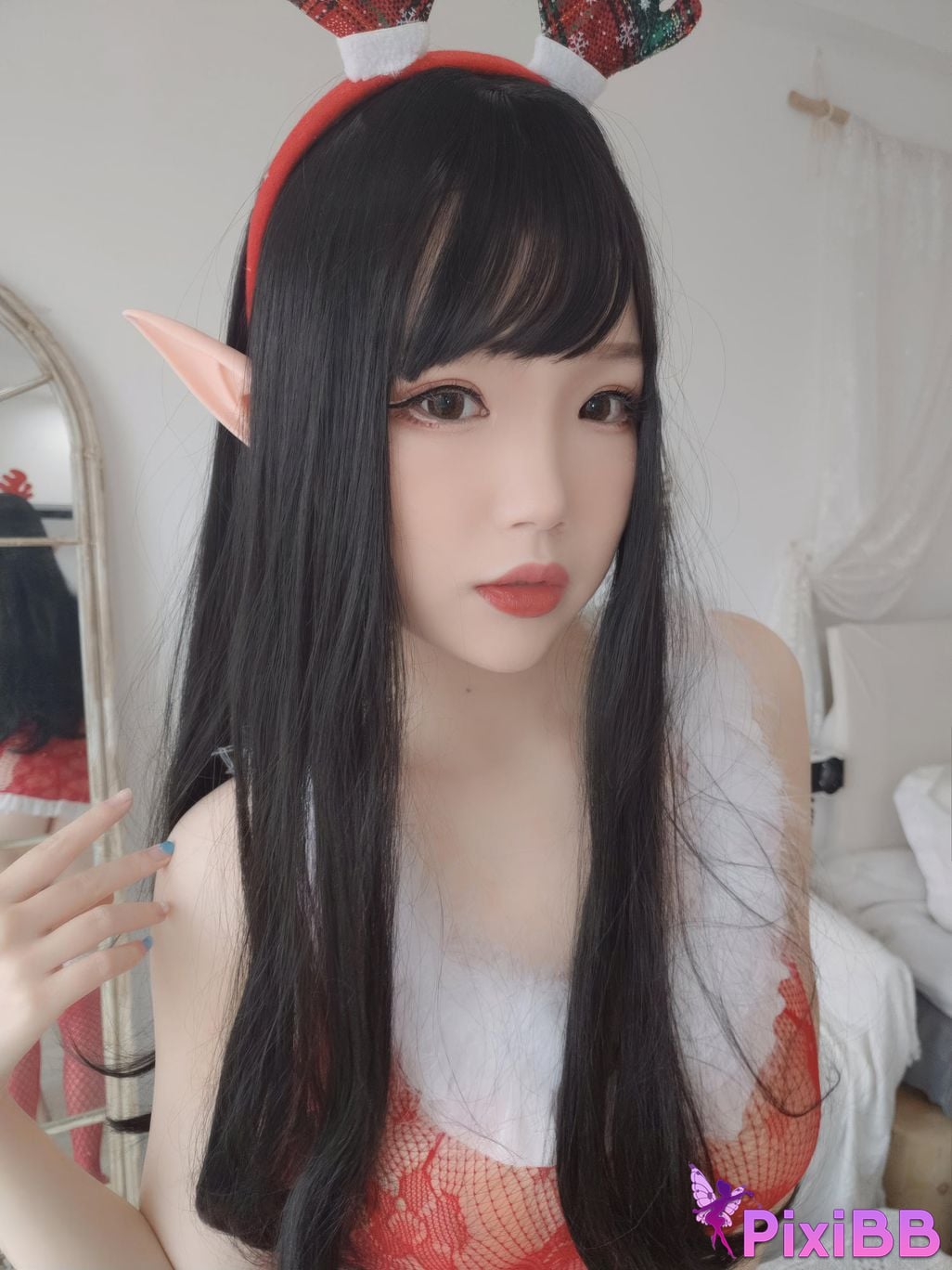 Cosplayer Xue Qing Astra Christmas selfie PixiBB.COM 001