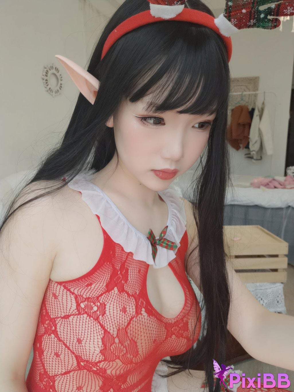 Cosplayer Xue Qing Astra Christmas selfie PixiBB.COM 003