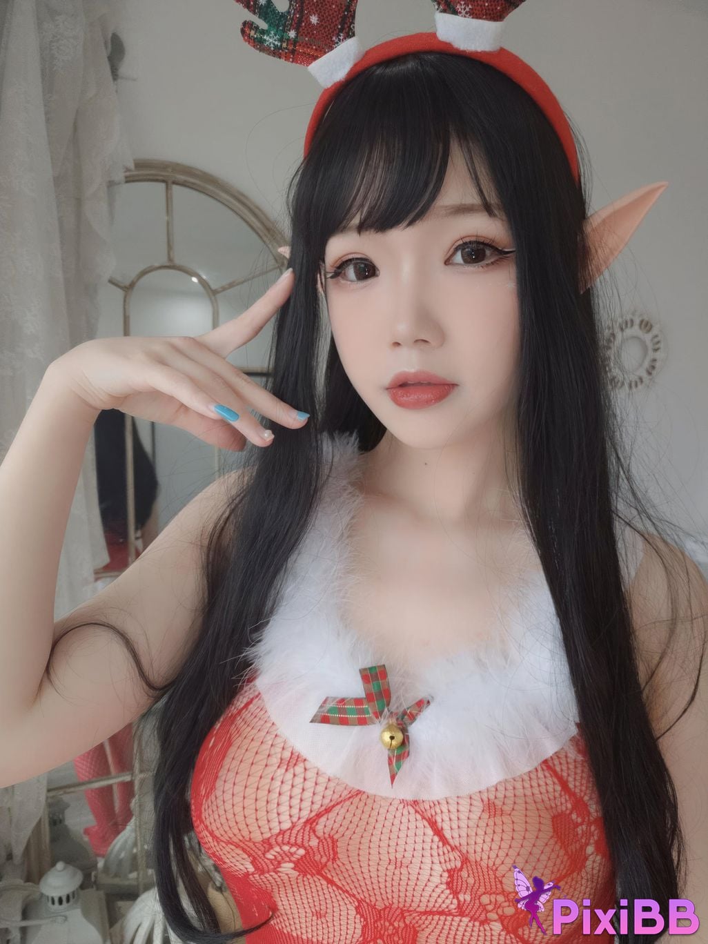 Cosplayer Xue Qing Astra Christmas selfie PixiBB.COM 013