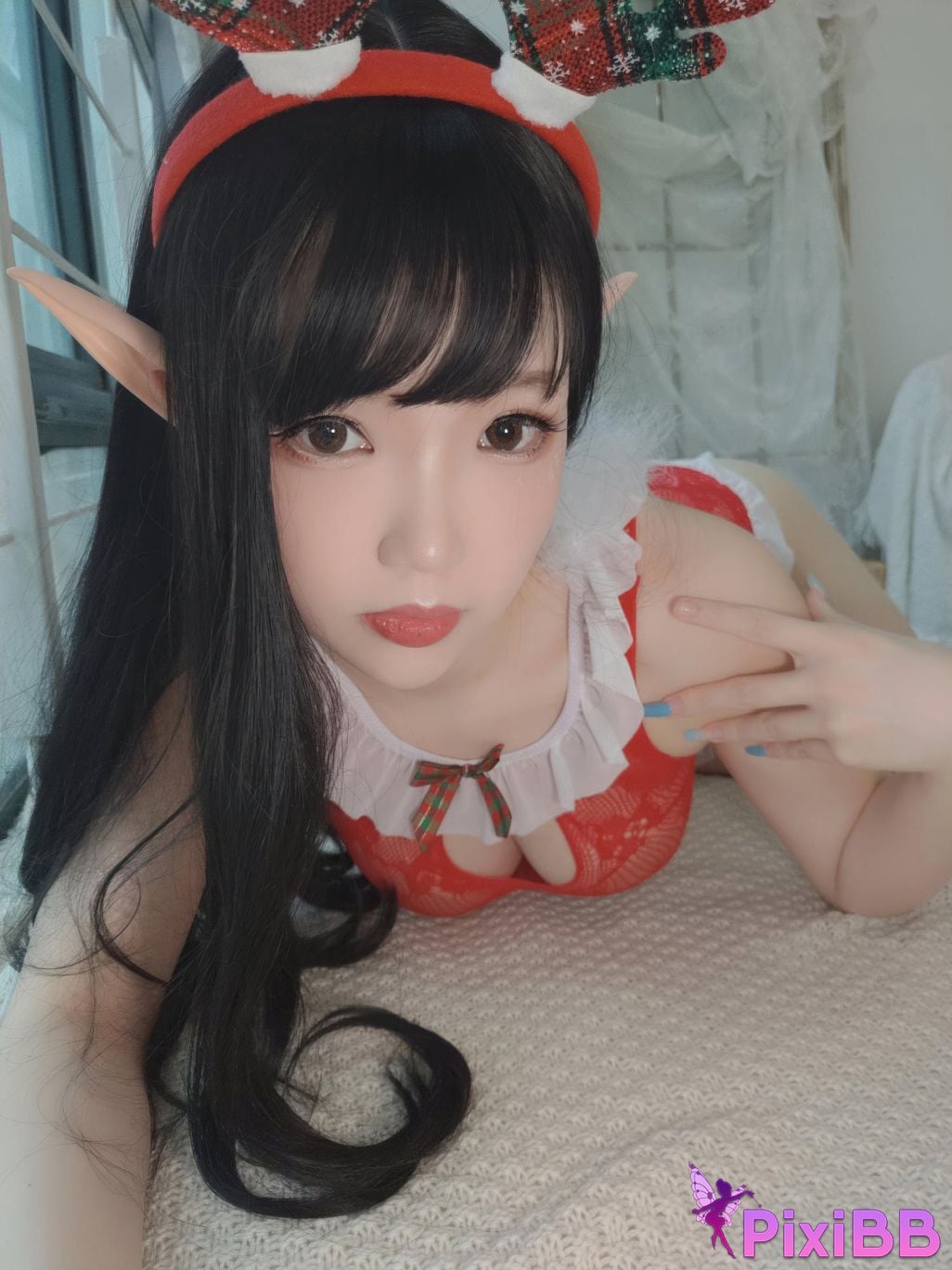 Cosplayer Xue Qing Astra Christmas selfie PixiBB.COM 014