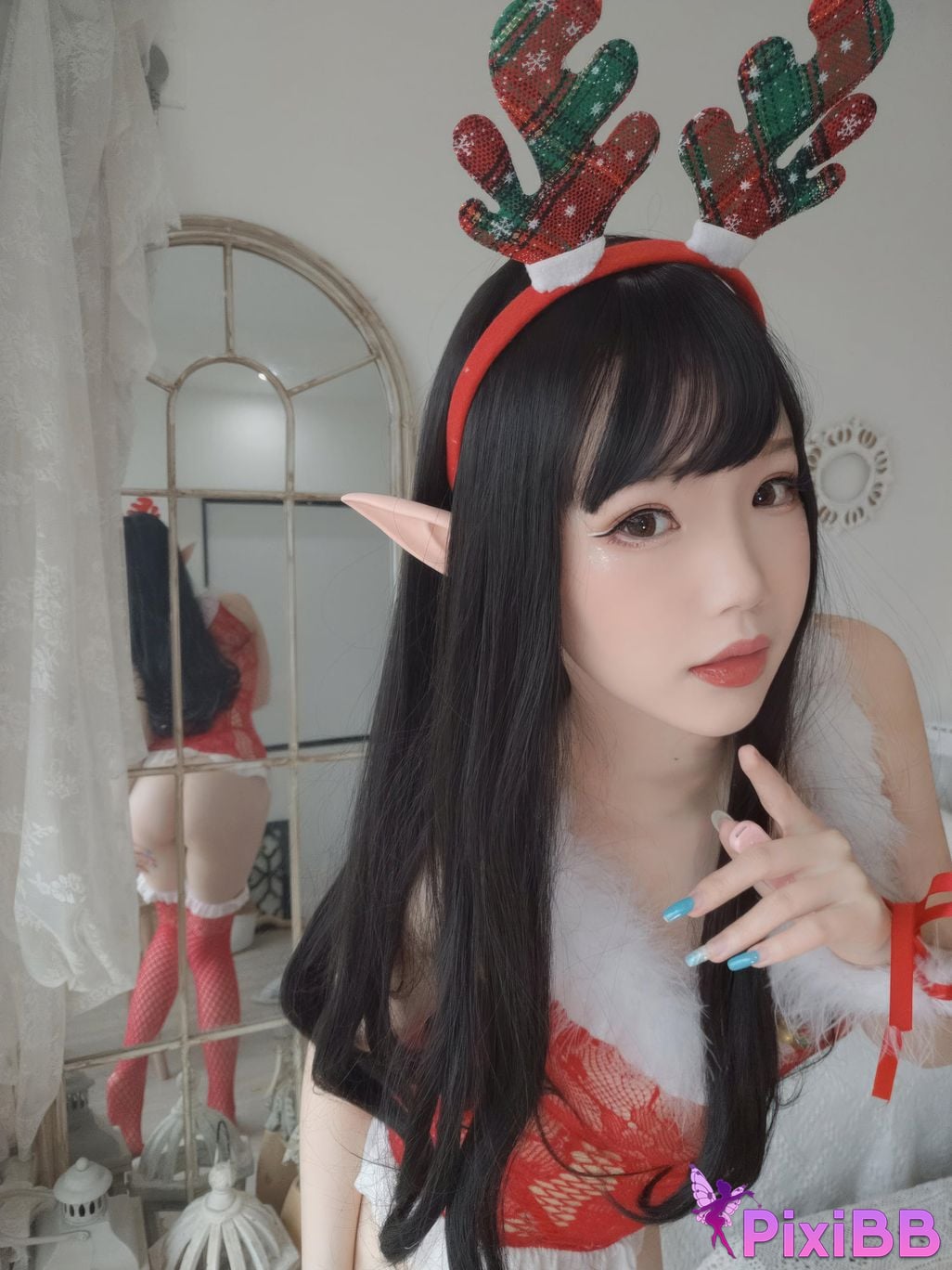 Cosplayer Xue Qing Astra Christmas selfie PixiBB.COM 035