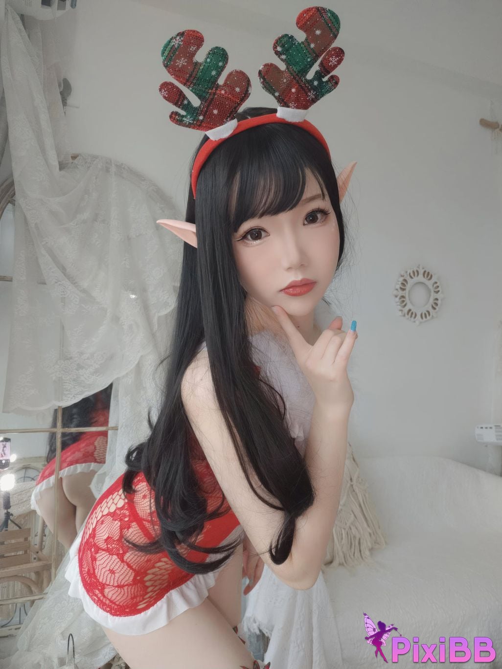 Cosplayer Xue Qing Astra Christmas selfie PixiBB.COM 049