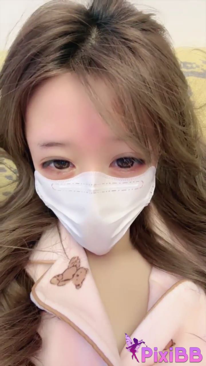 8 H o w l d i s t The most powerful girl group on earth Four golden flowers dance naked PixiBB.COM 025