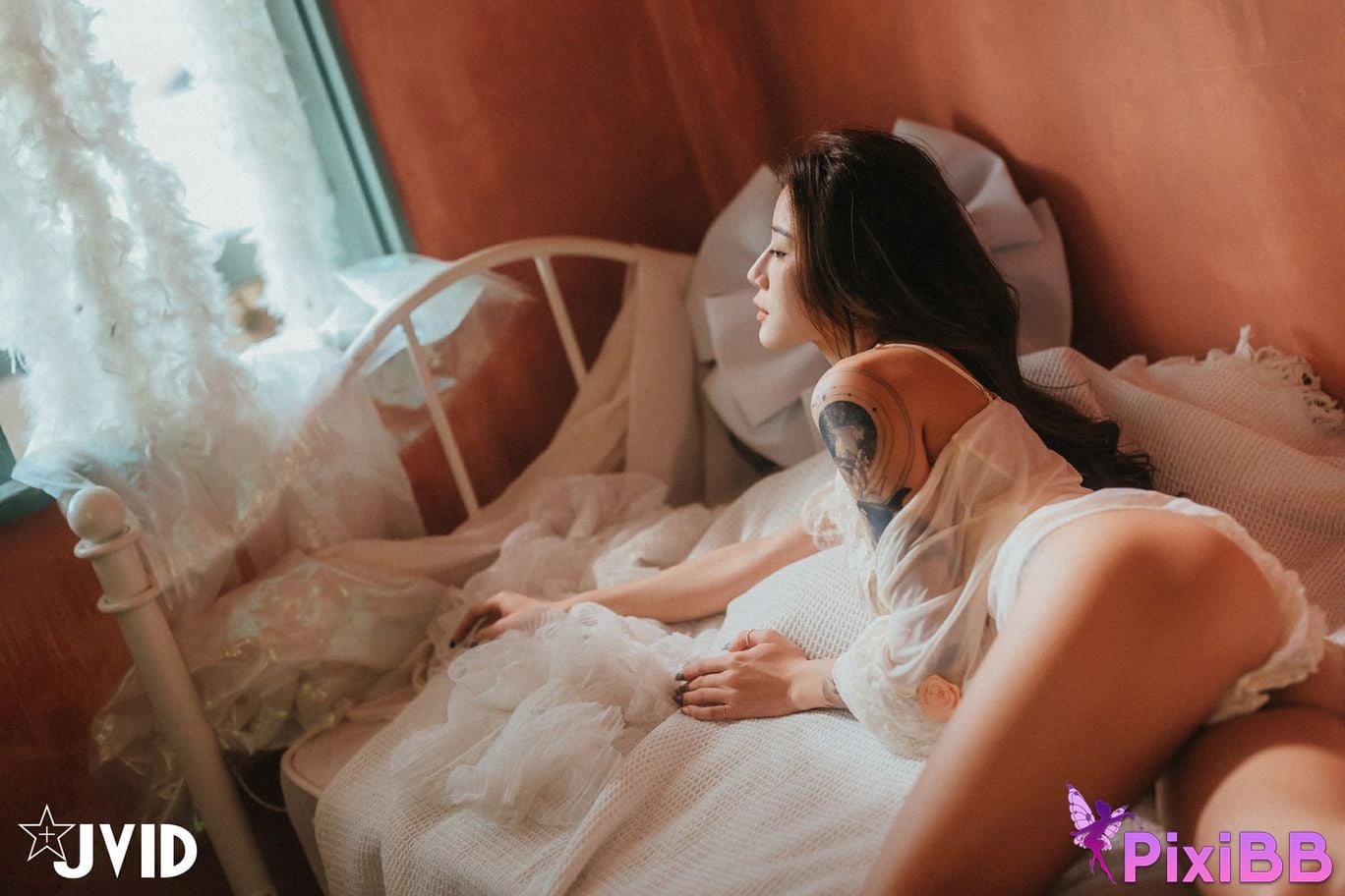 JVID Lara shuang xi du liu de shi guang yu chan mian zai lang man hua fang qing xu shen ti jiao PixiBB.COM 001