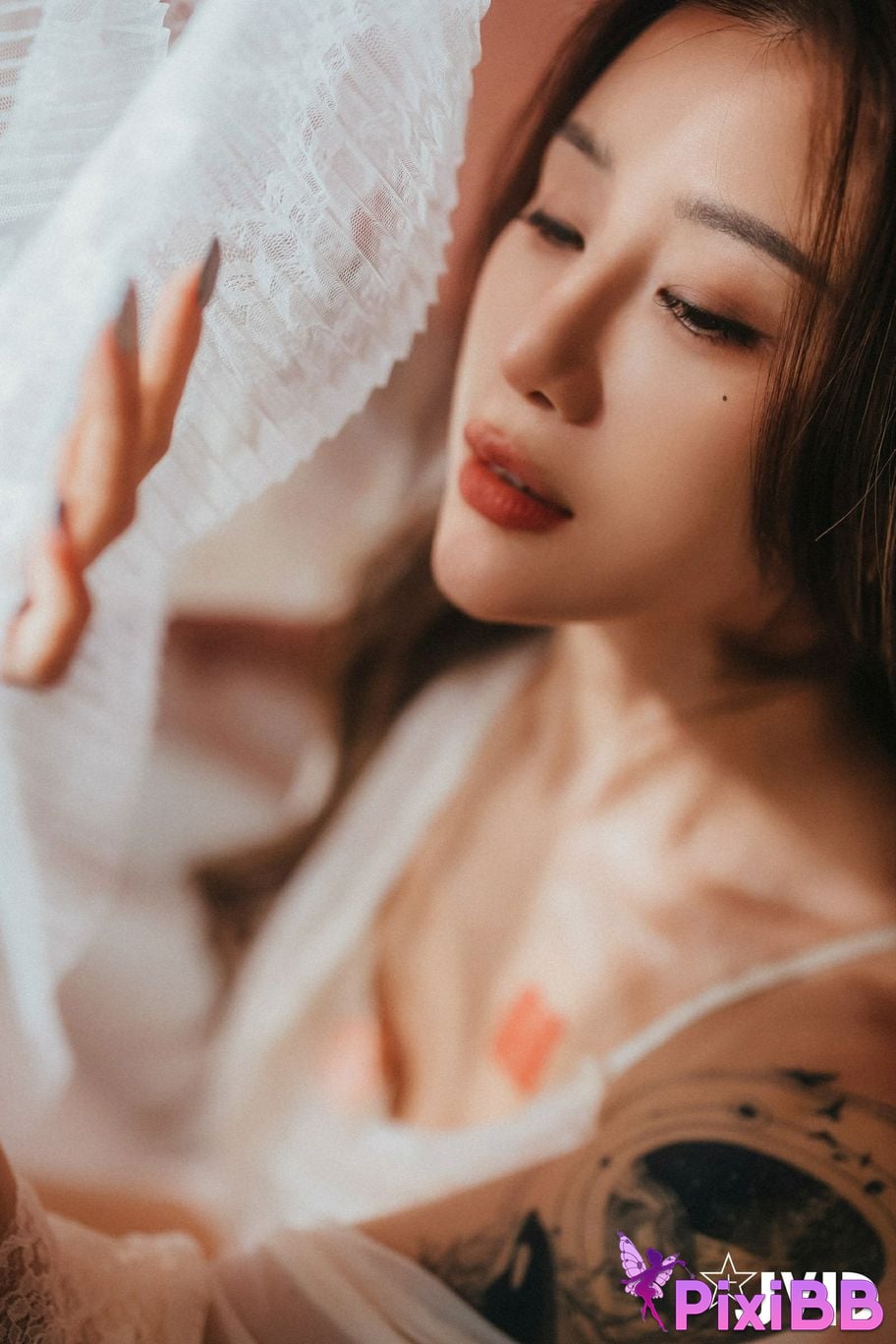 JVID Lara shuang xi du liu de shi guang yu chan mian zai lang man hua fang qing xu shen ti jiao PixiBB.COM 002