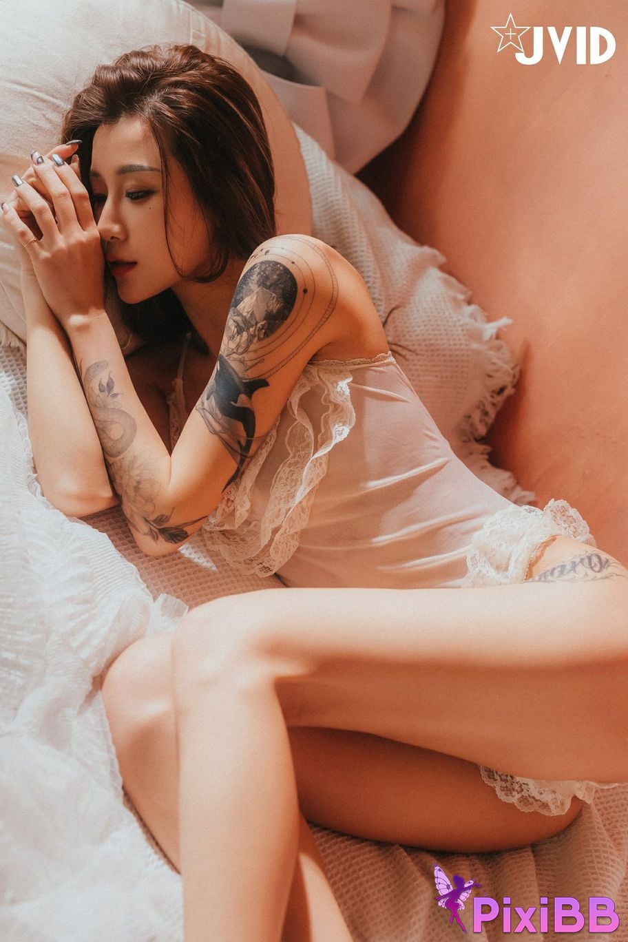 JVID Lara shuang xi du liu de shi guang yu chan mian zai lang man hua fang qing xu shen ti jiao PixiBB.COM 004