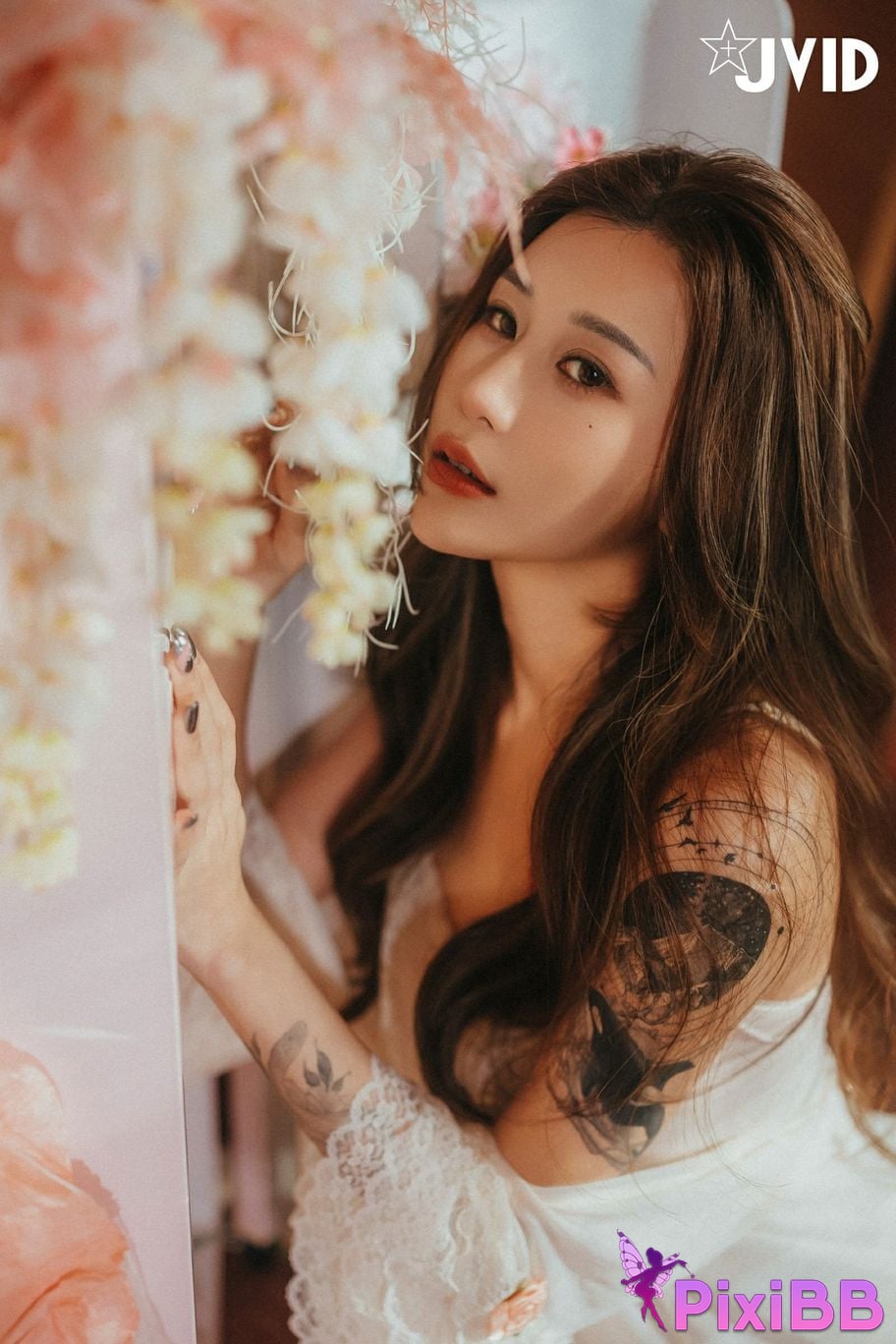 JVID Lara shuang xi du liu de shi guang yu chan mian zai lang man hua fang qing xu shen ti jiao PixiBB.COM 005