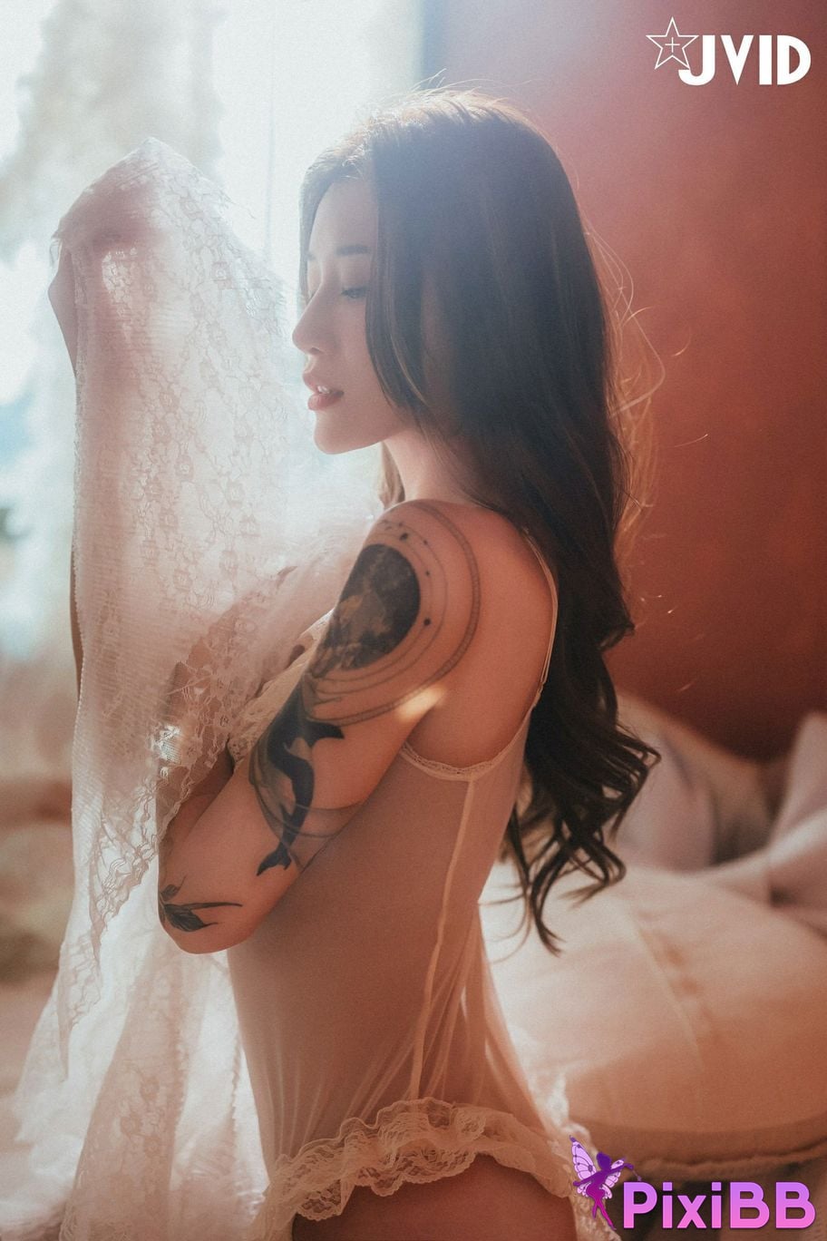 JVID Lara shuang xi du liu de shi guang yu chan mian zai lang man hua fang qing xu shen ti jiao PixiBB.COM 006