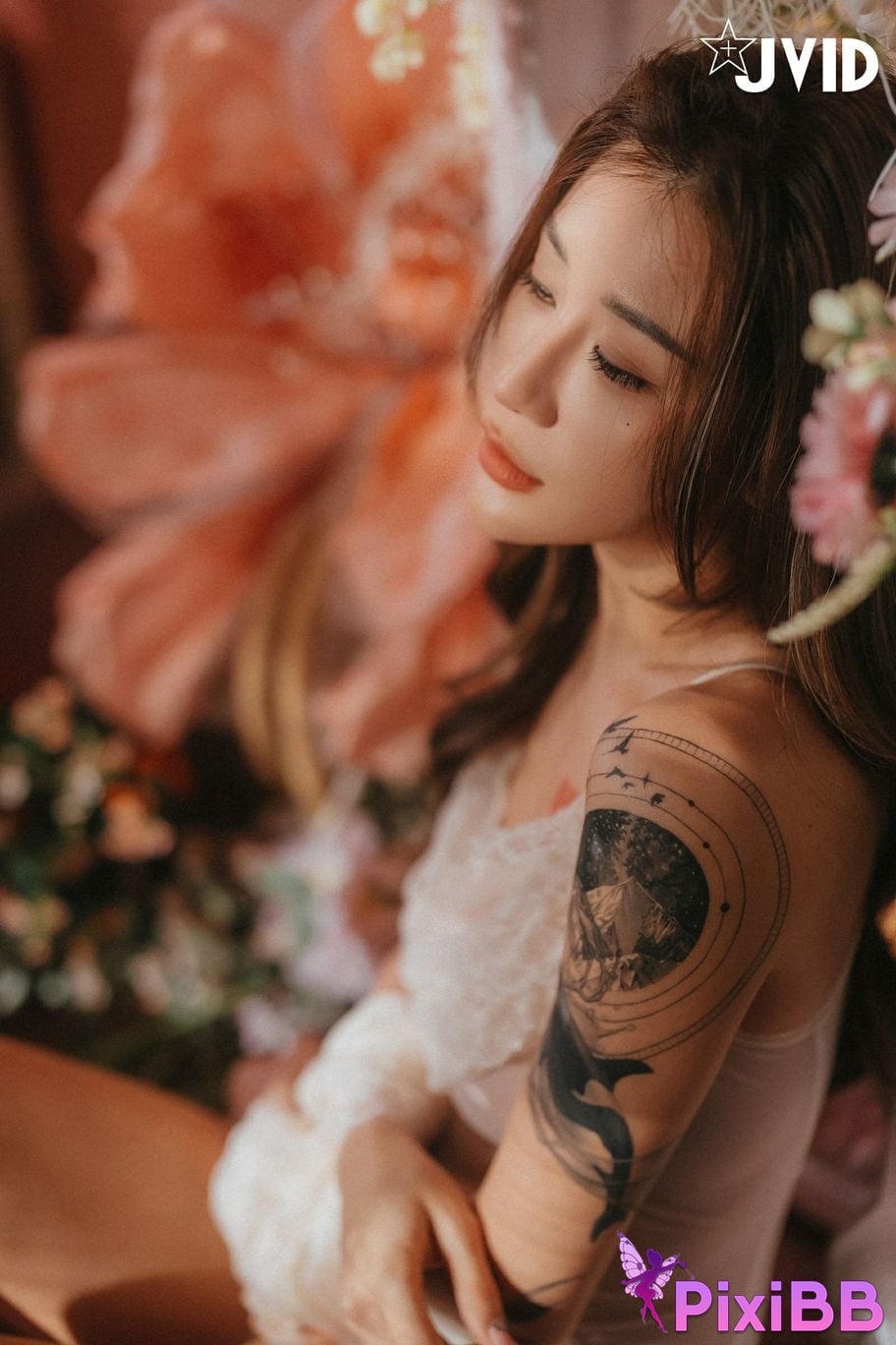 JVID Lara shuang xi du liu de shi guang yu chan mian zai lang man hua fang qing xu shen ti jiao PixiBB.COM 010