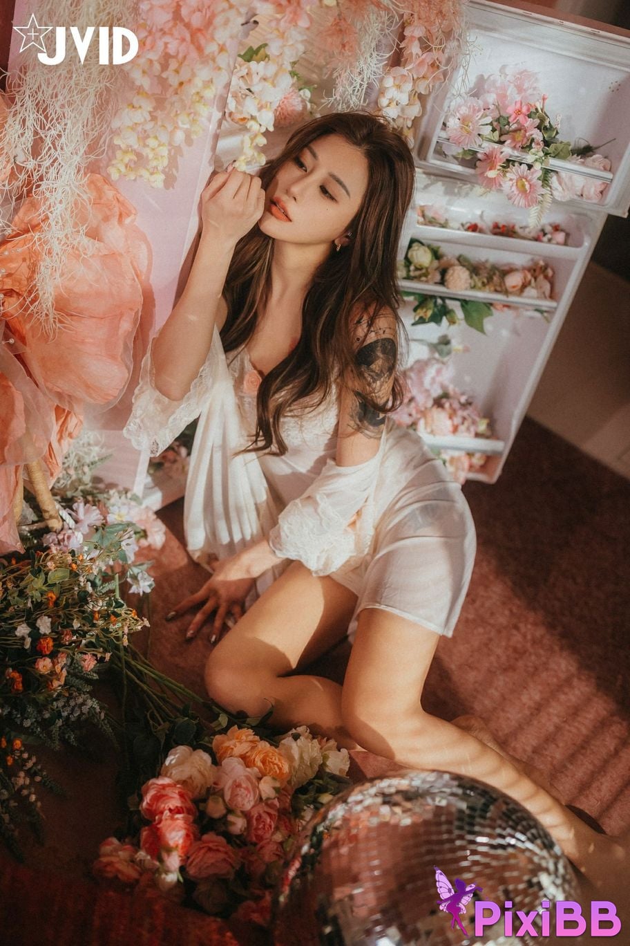 JVID Lara shuang xi du liu de shi guang yu chan mian zai lang man hua fang qing xu shen ti jiao PixiBB.COM 011