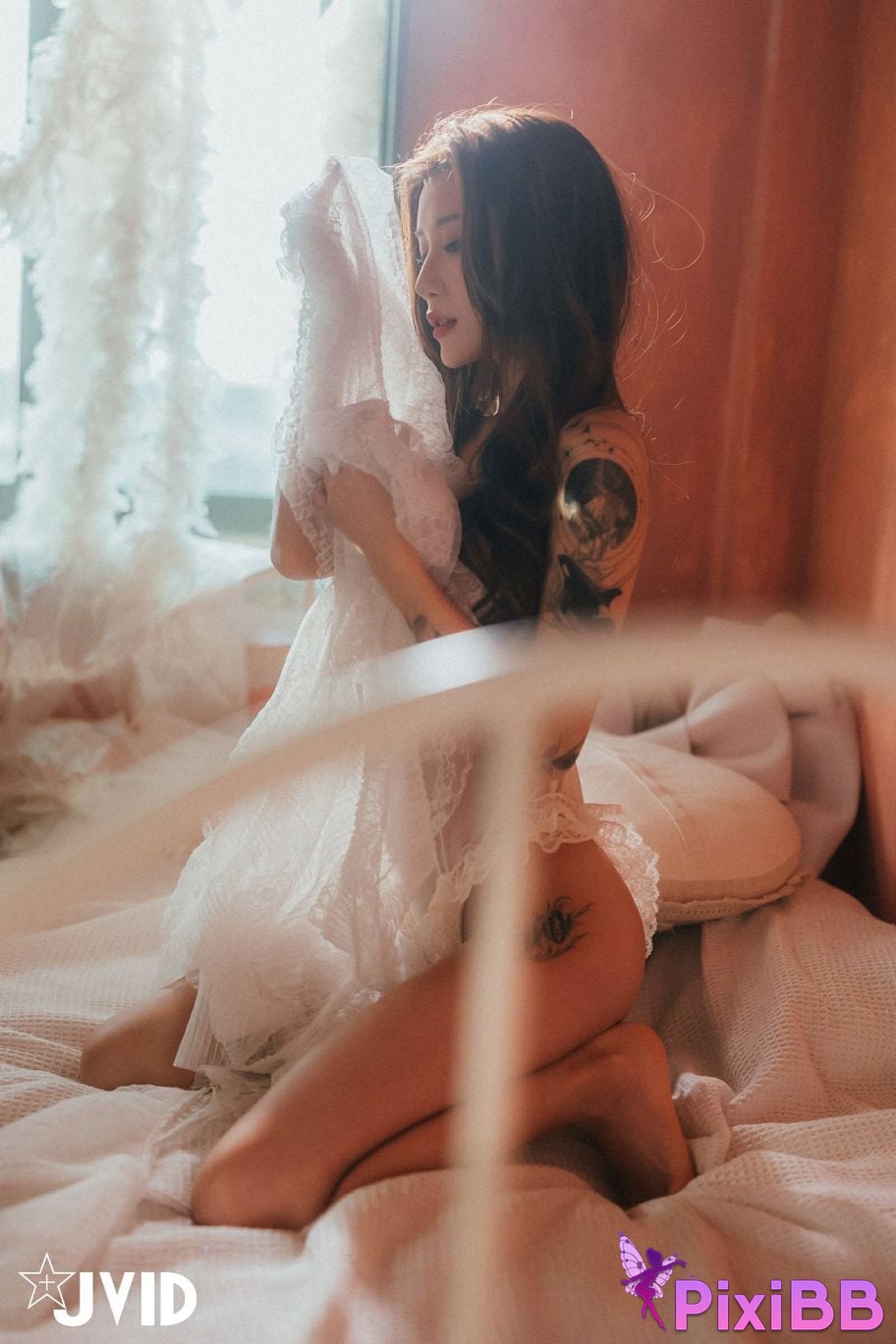 JVID Lara shuang xi du liu de shi guang yu chan mian zai lang man hua fang qing xu shen ti jiao PixiBB.COM 022