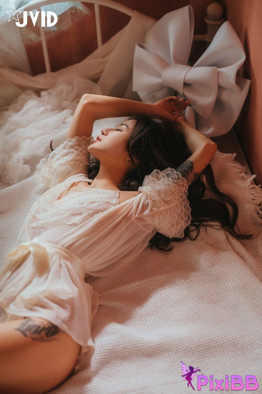 JVID Lara shuang xi du liu de shi guang yu chan mian zai lang man hua fang qing xu shen ti jiao PixiBB.COM 024
