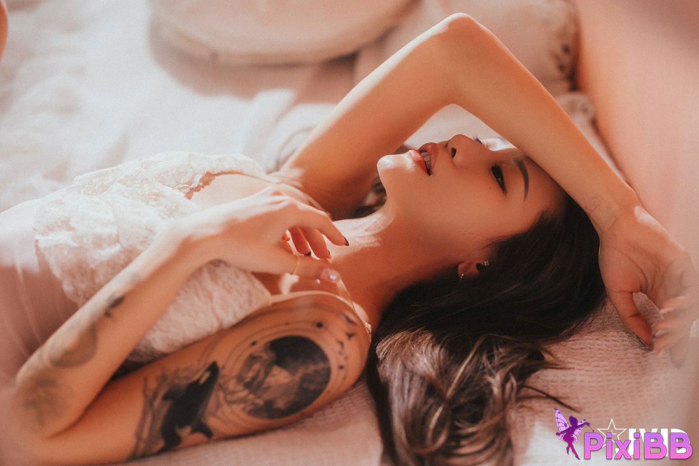 JVID Lara shuang xi du liu de shi guang yu chan mian zai lang man hua fang qing xu shen ti jiao PixiBB.COM 025