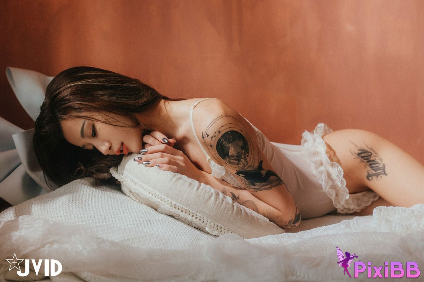 JVID Lara shuang xi du liu de shi guang yu chan mian zai lang man hua fang qing xu shen ti jiao PixiBB.COM 032