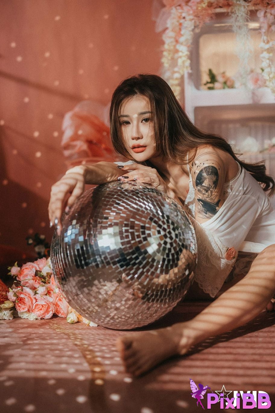 JVID Lara shuang xi du liu de shi guang yu chan mian zai lang man hua fang qing xu shen ti jiao PixiBB.COM 034