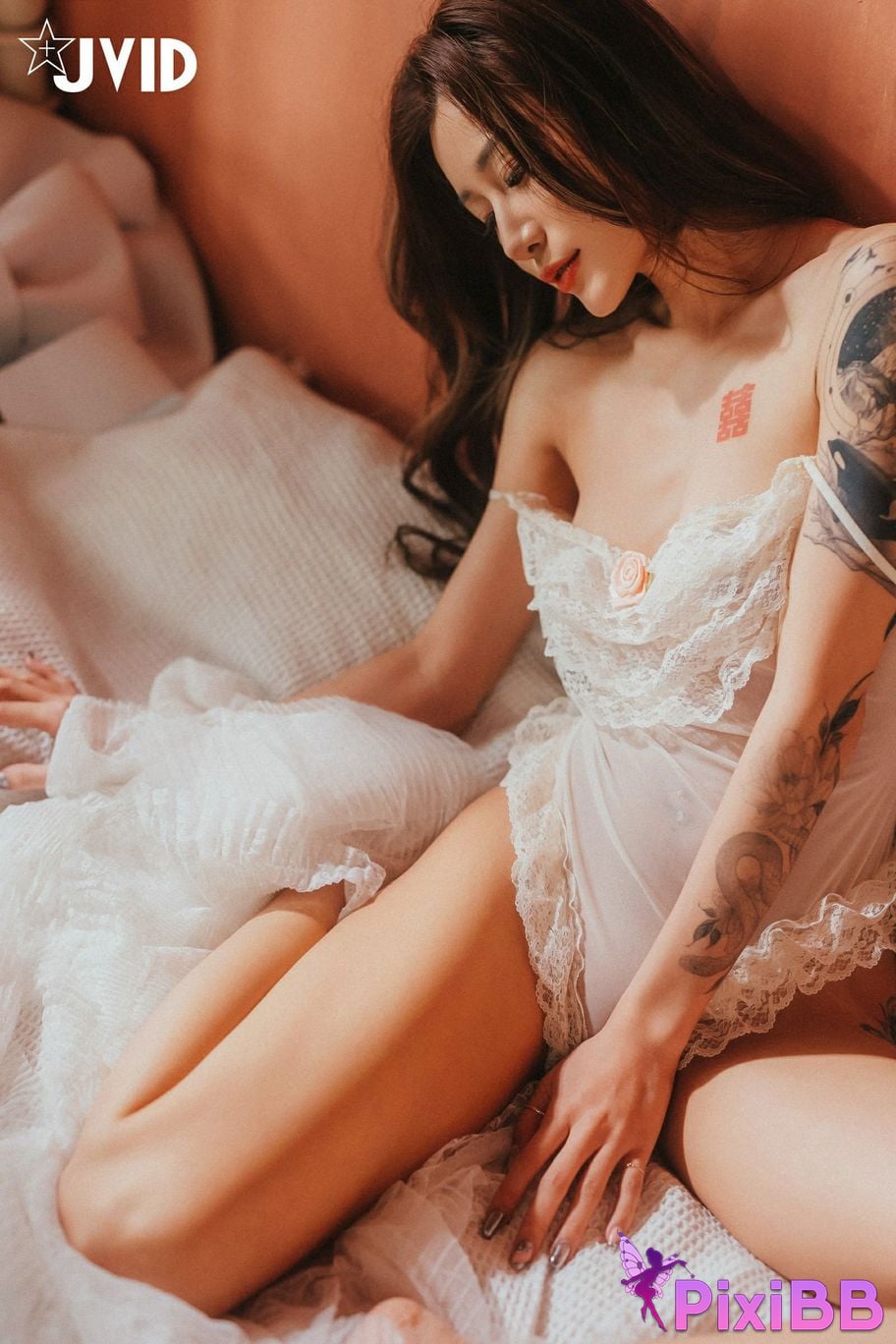 JVID Lara shuang xi du liu de shi guang yu chan mian zai lang man hua fang qing xu shen ti jiao PixiBB.COM 036