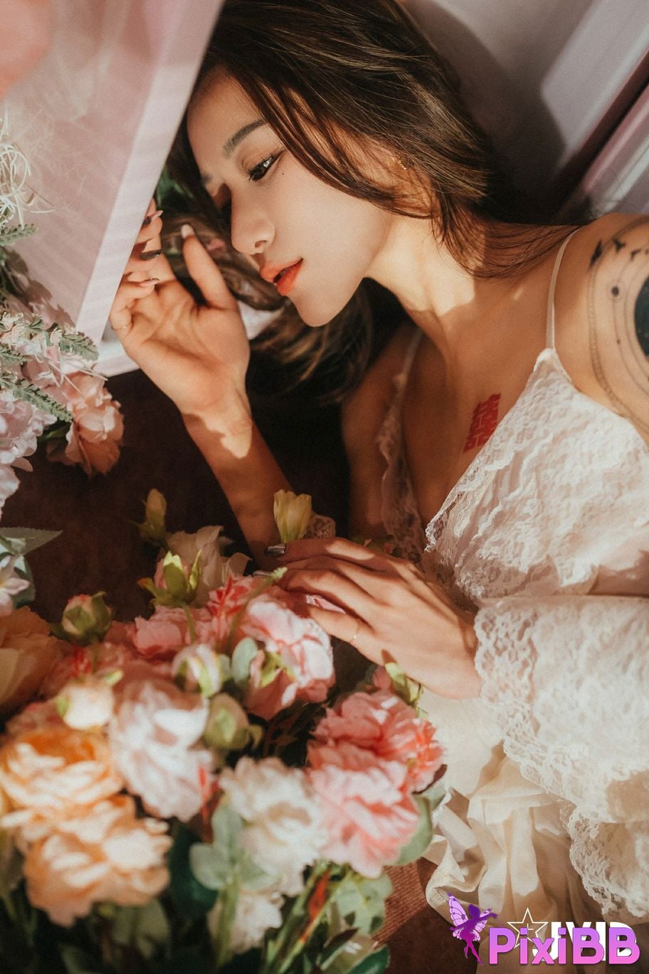 JVID Lara shuang xi du liu de shi guang yu chan mian zai lang man hua fang qing xu shen ti jiao PixiBB.COM 039