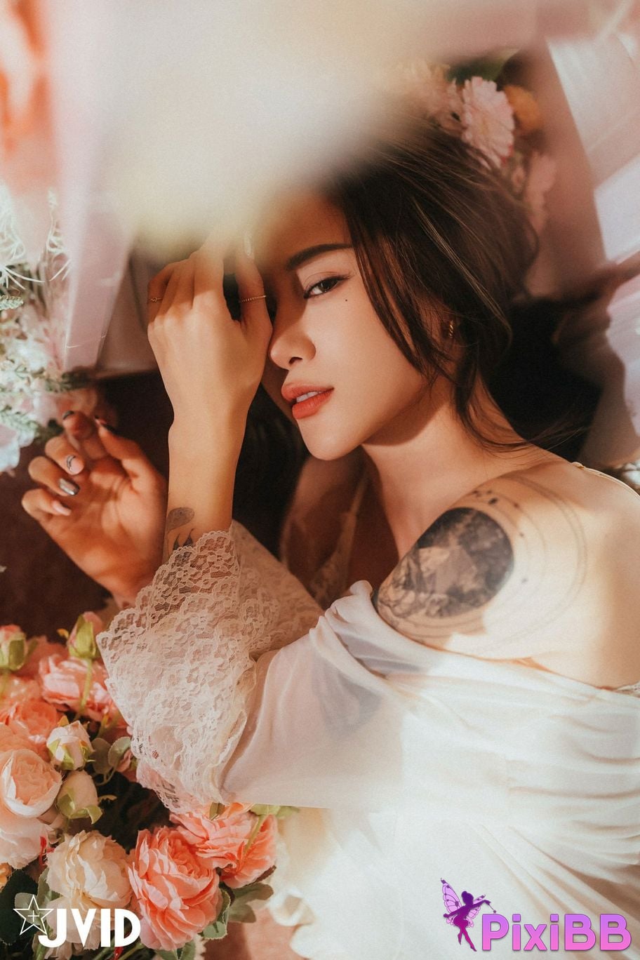 JVID Lara shuang xi du liu de shi guang yu chan mian zai lang man hua fang qing xu shen ti jiao PixiBB.COM 053