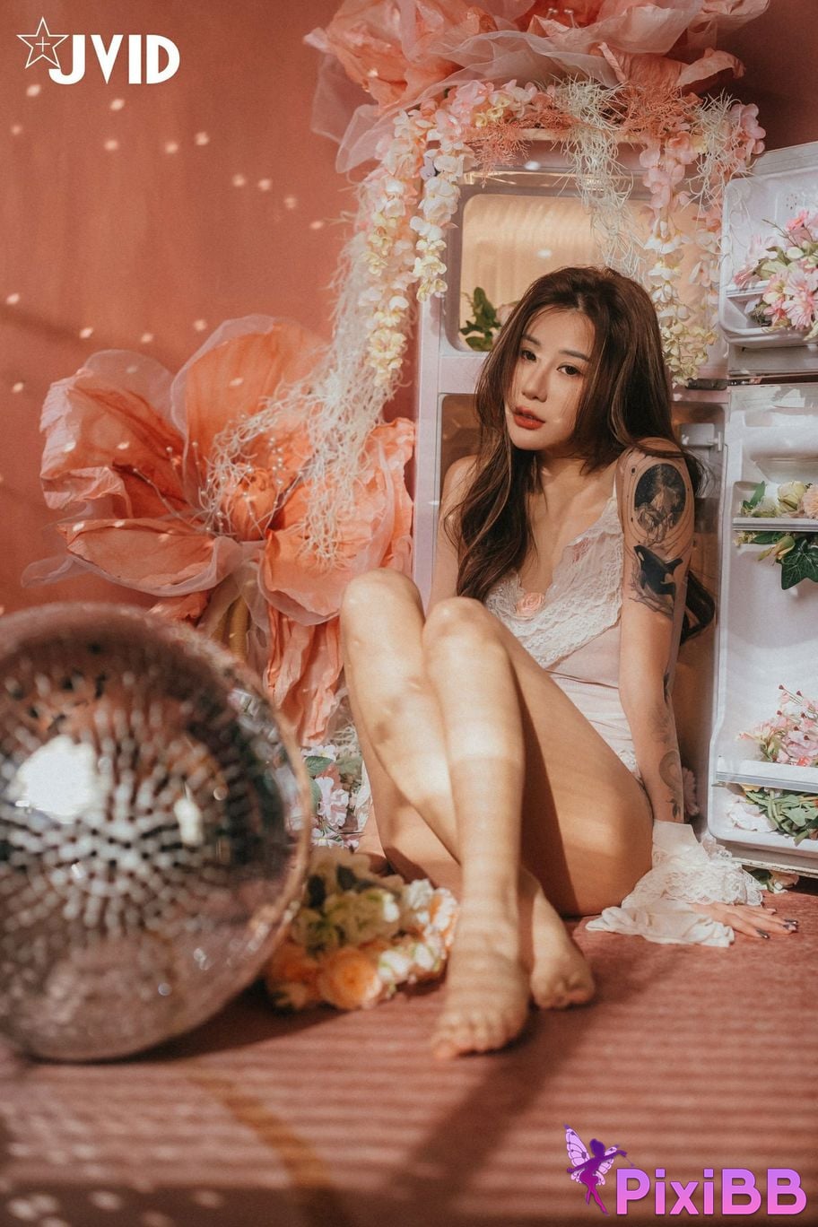 JVID Lara shuang xi du liu de shi guang yu chan mian zai lang man hua fang qing xu shen ti jiao PixiBB.COM 054