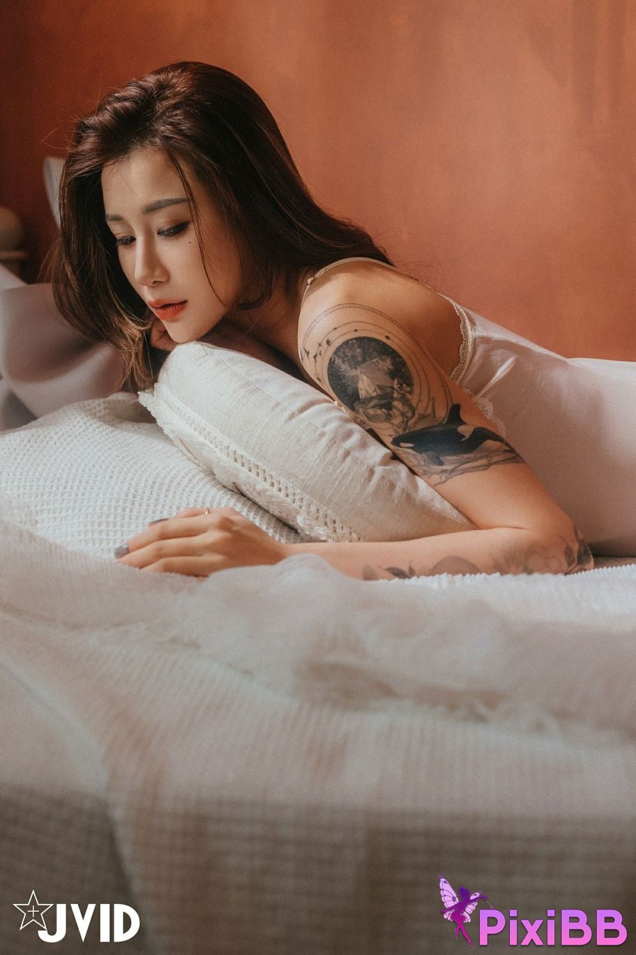 JVID Lara shuang xi du liu de shi guang yu chan mian zai lang man hua fang qing xu shen ti jiao PixiBB.COM 060