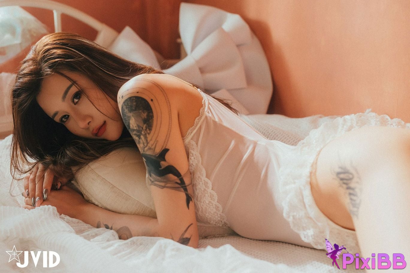 JVID Lara shuang xi du liu de shi guang yu chan mian zai lang man hua fang qing xu shen ti jiao PixiBB.COM 084