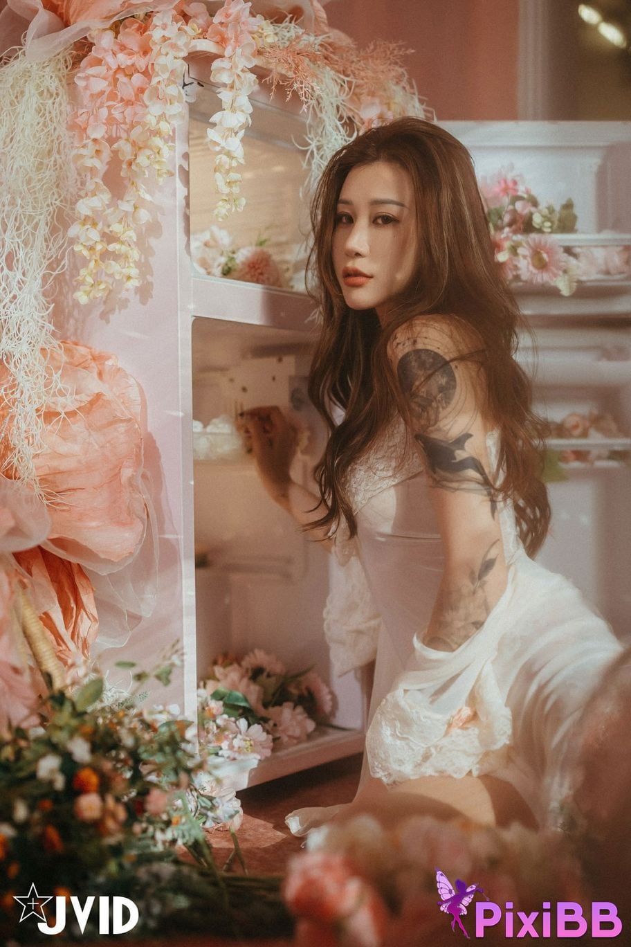 JVID Lara shuang xi du liu de shi guang yu chan mian zai lang man hua fang qing xu shen ti jiao PixiBB.COM 085