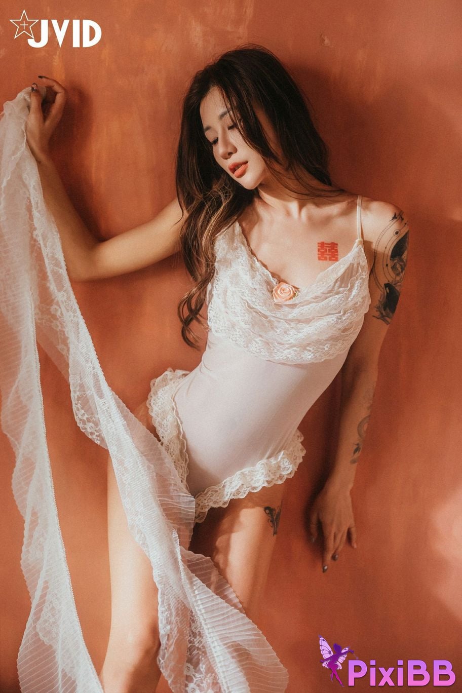JVID Lara shuang xi du liu de shi guang yu chan mian zai lang man hua fang qing xu shen ti jiao PixiBB.COM 086