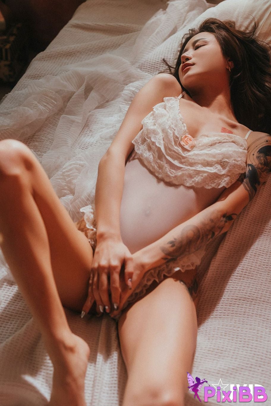 JVID Lara shuang xi du liu de shi guang yu chan mian zai lang man hua fang qing xu shen ti jiao PixiBB.COM 088