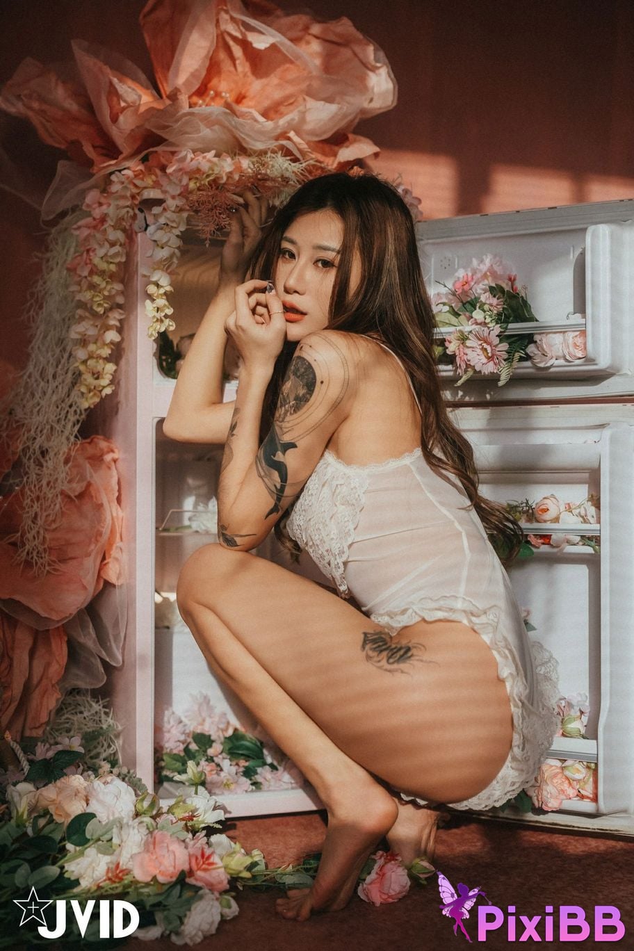 JVID Lara shuang xi du liu de shi guang yu chan mian zai lang man hua fang qing xu shen ti jiao PixiBB.COM 092