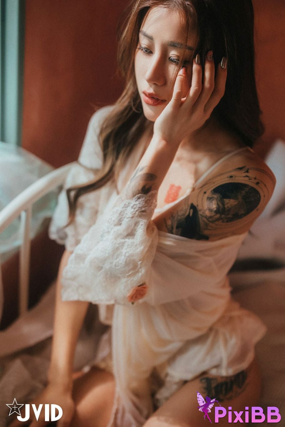 JVID Lara shuang xi du liu de shi guang yu chan mian zai lang man hua fang qing xu shen ti jiao PixiBB.COM 094