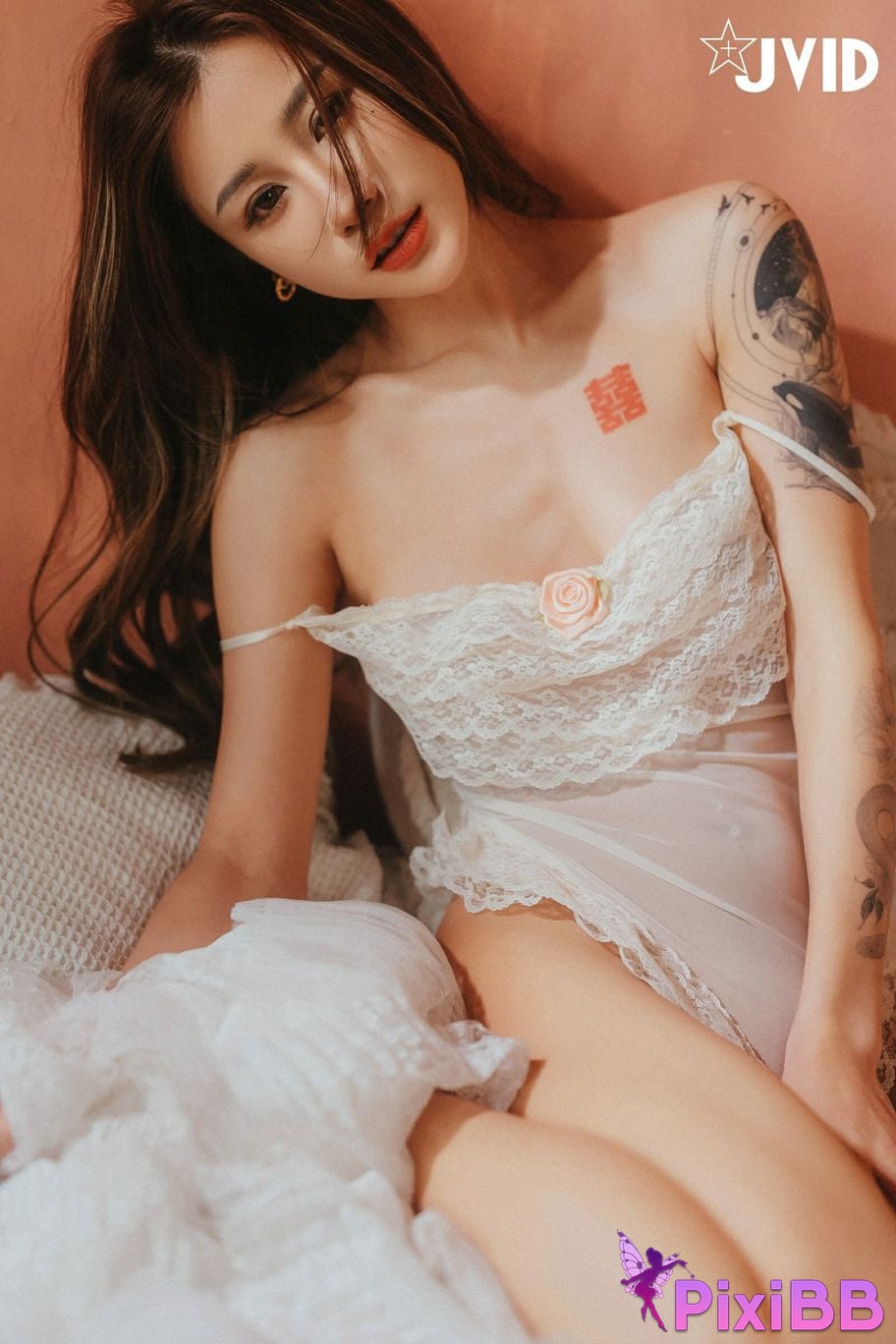 JVID Lara shuang xi du liu de shi guang yu chan mian zai lang man hua fang qing xu shen ti jiao PixiBB.COM 100
