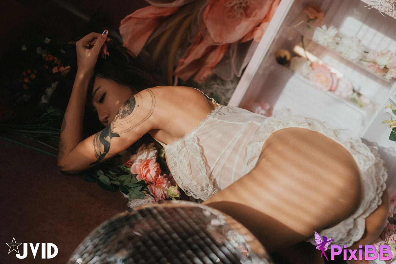 JVID Lara shuang xi du liu de shi guang yu chan mian zai lang man hua fang qing xu shen ti jiao PixiBB.COM 102