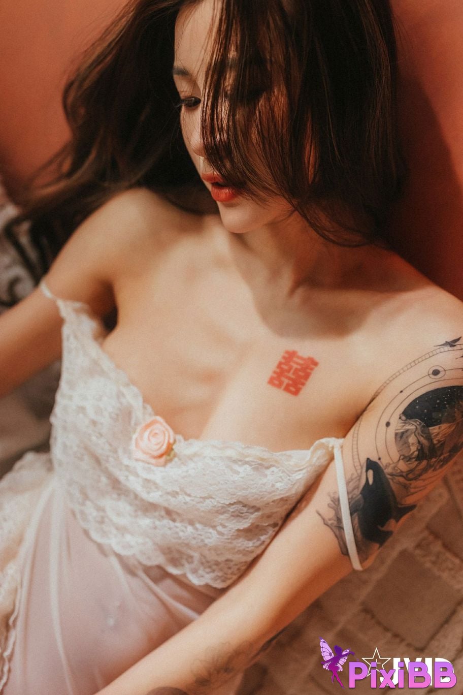 JVID Lara shuang xi du liu de shi guang yu chan mian zai lang man hua fang qing xu shen ti jiao PixiBB.COM 105