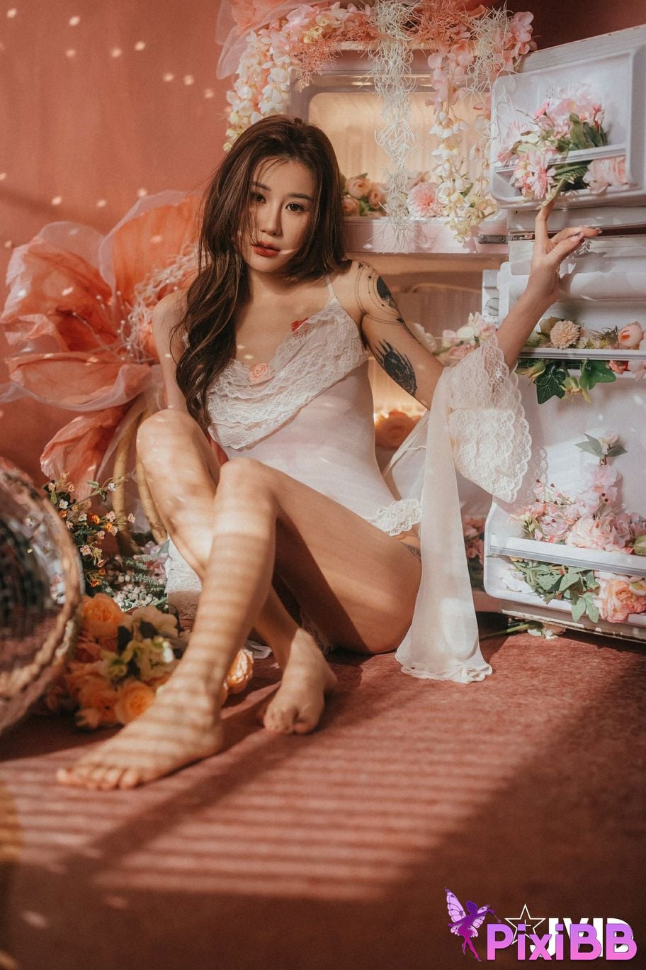 JVID Lara shuang xi du liu de shi guang yu chan mian zai lang man hua fang qing xu shen ti jiao PixiBB.COM 106