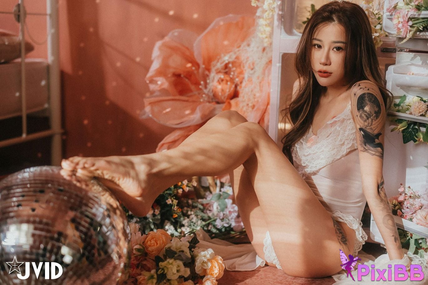 JVID Lara shuang xi du liu de shi guang yu chan mian zai lang man hua fang qing xu shen ti jiao PixiBB.COM 109