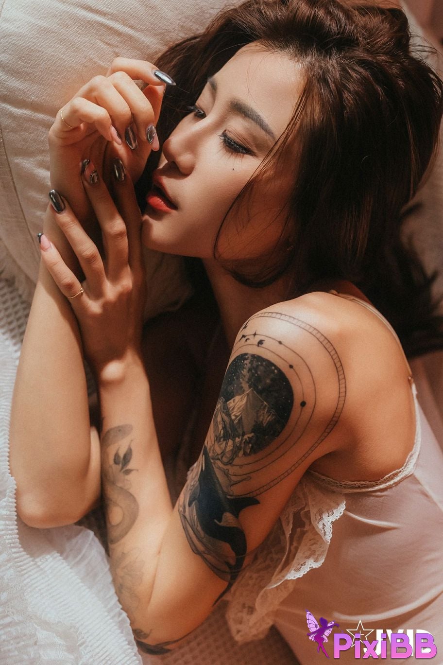 JVID Lara shuang xi du liu de shi guang yu chan mian zai lang man hua fang qing xu shen ti jiao PixiBB.COM 110