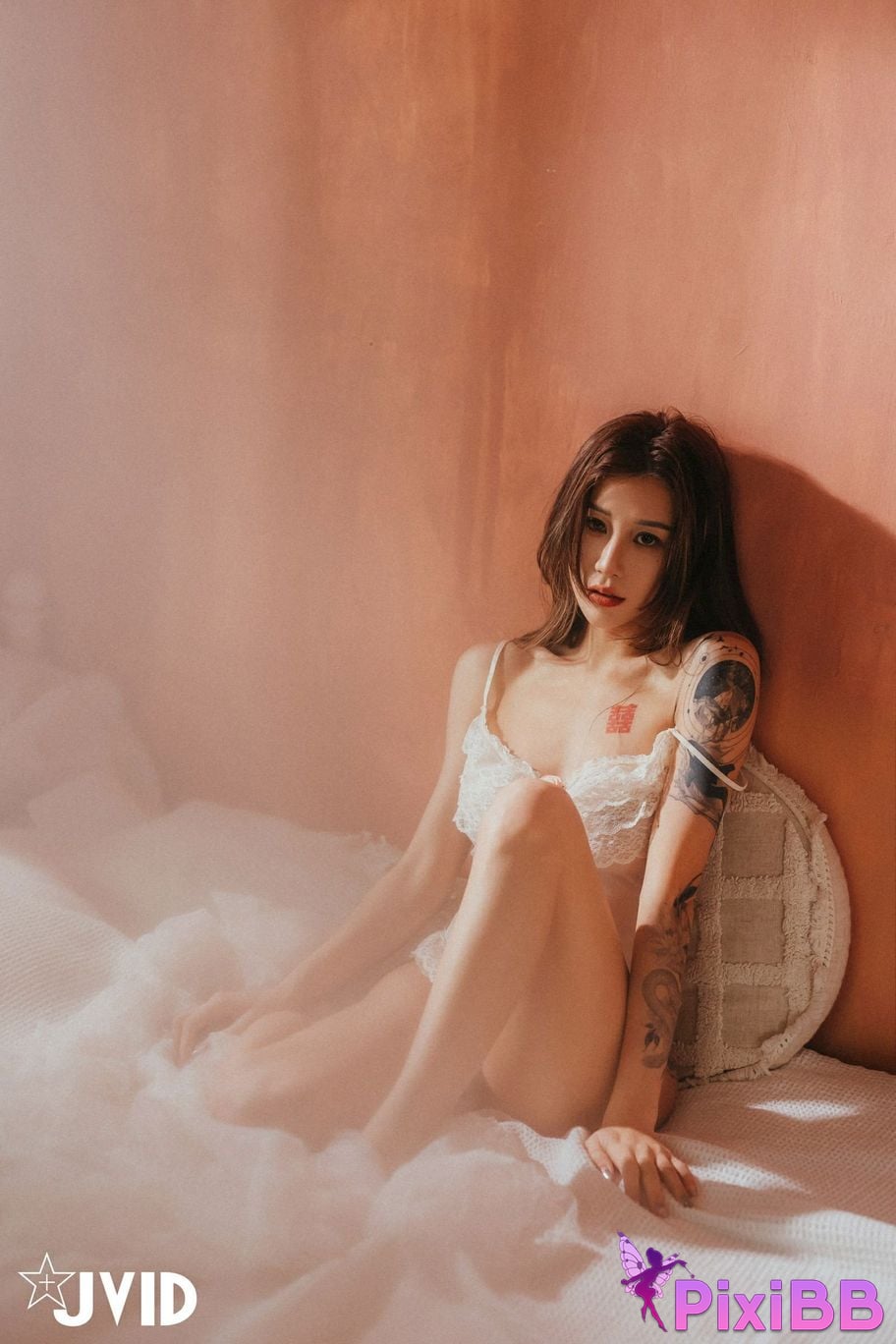 JVID Lara shuang xi du liu de shi guang yu chan mian zai lang man hua fang qing xu shen ti jiao PixiBB.COM 125