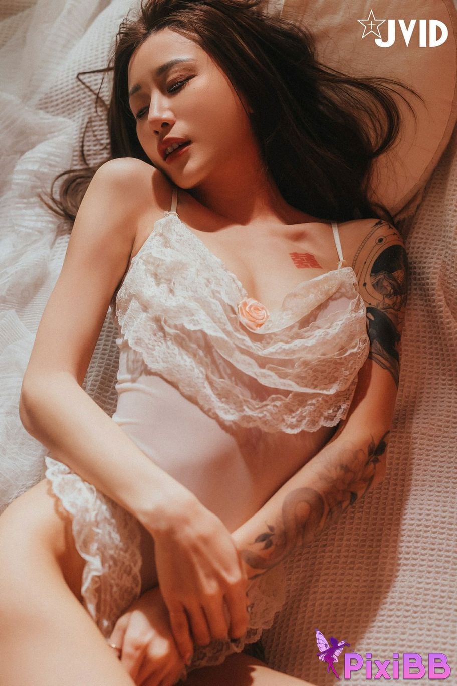 JVID Lara shuang xi du liu de shi guang yu chan mian zai lang man hua fang qing xu shen ti jiao PixiBB.COM 129