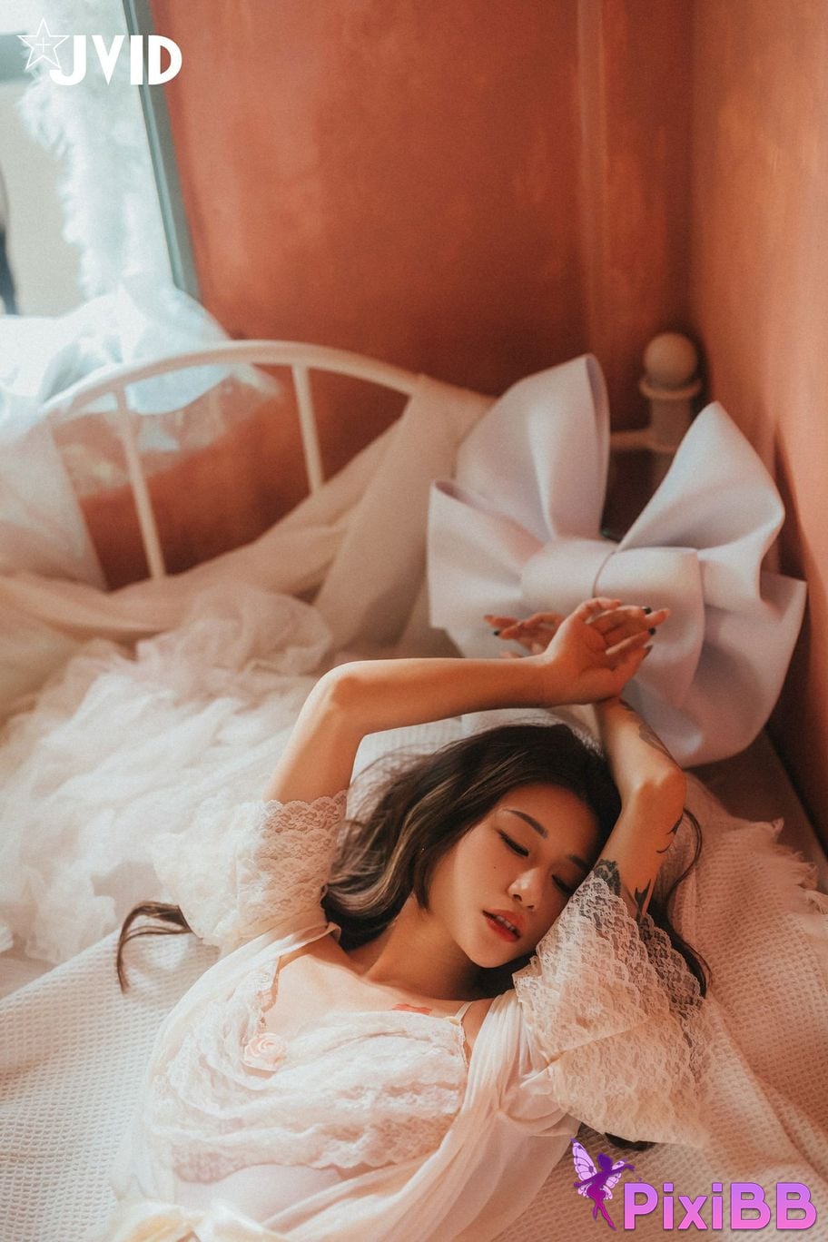 JVID Lara shuang xi du liu de shi guang yu chan mian zai lang man hua fang qing xu shen ti jiao PixiBB.COM 150
