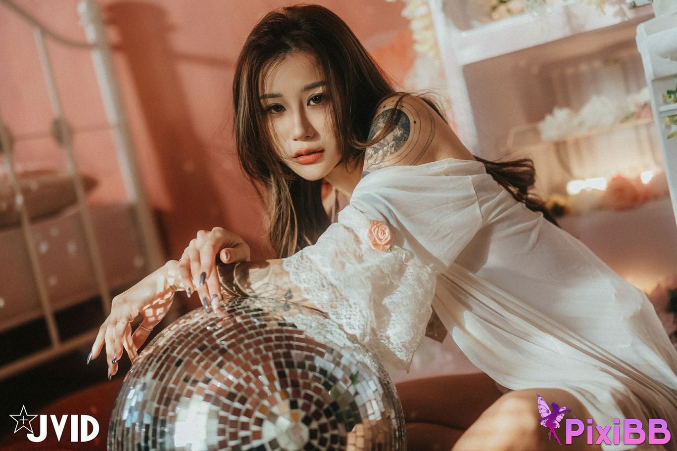 JVID Lara shuang xi du liu de shi guang yu chan mian zai lang man hua fang qing xu shen ti jiao PixiBB.COM 152