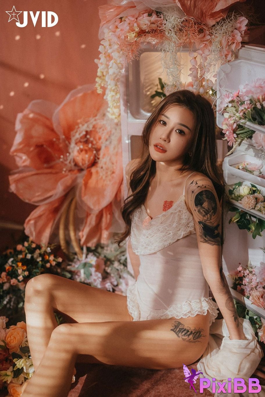 JVID Lara shuang xi du liu de shi guang yu chan mian zai lang man hua fang qing xu shen ti jiao PixiBB.COM 154