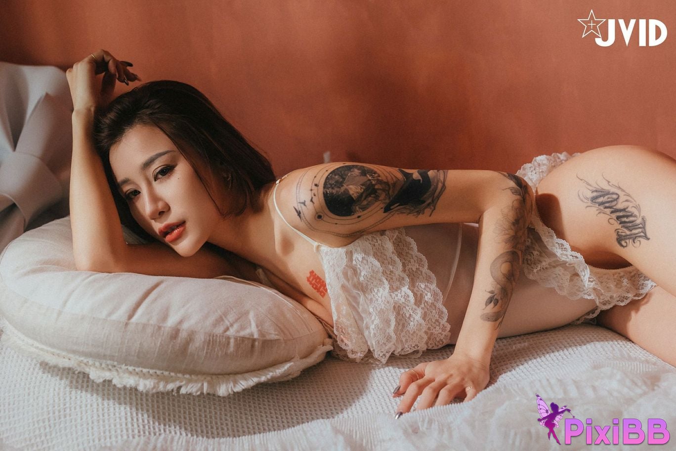 JVID Lara shuang xi du liu de shi guang yu chan mian zai lang man hua fang qing xu shen ti jiao PixiBB.COM 155