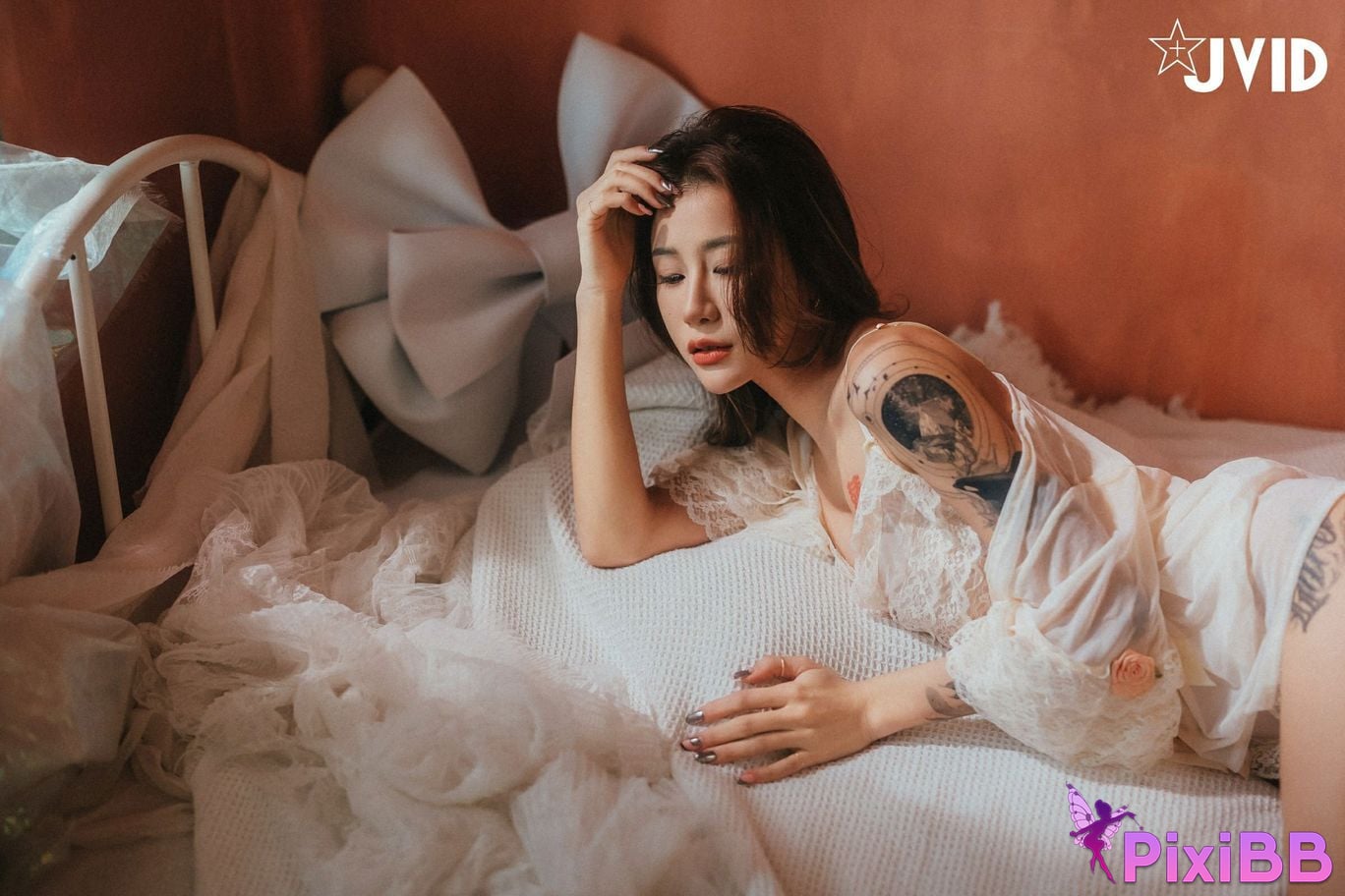 JVID Lara shuang xi du liu de shi guang yu chan mian zai lang man hua fang qing xu shen ti jiao PixiBB.COM 156
