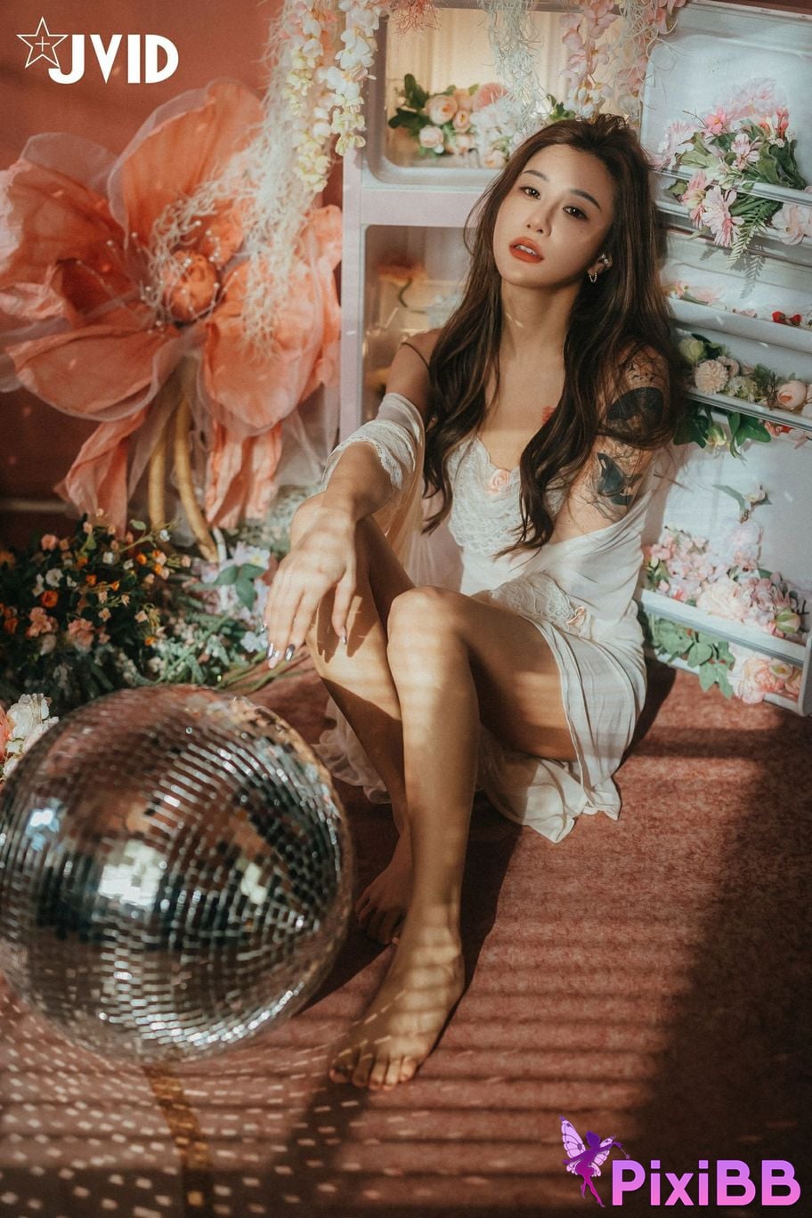 JVID Lara shuang xi du liu de shi guang yu chan mian zai lang man hua fang qing xu shen ti jiao PixiBB.COM 157
