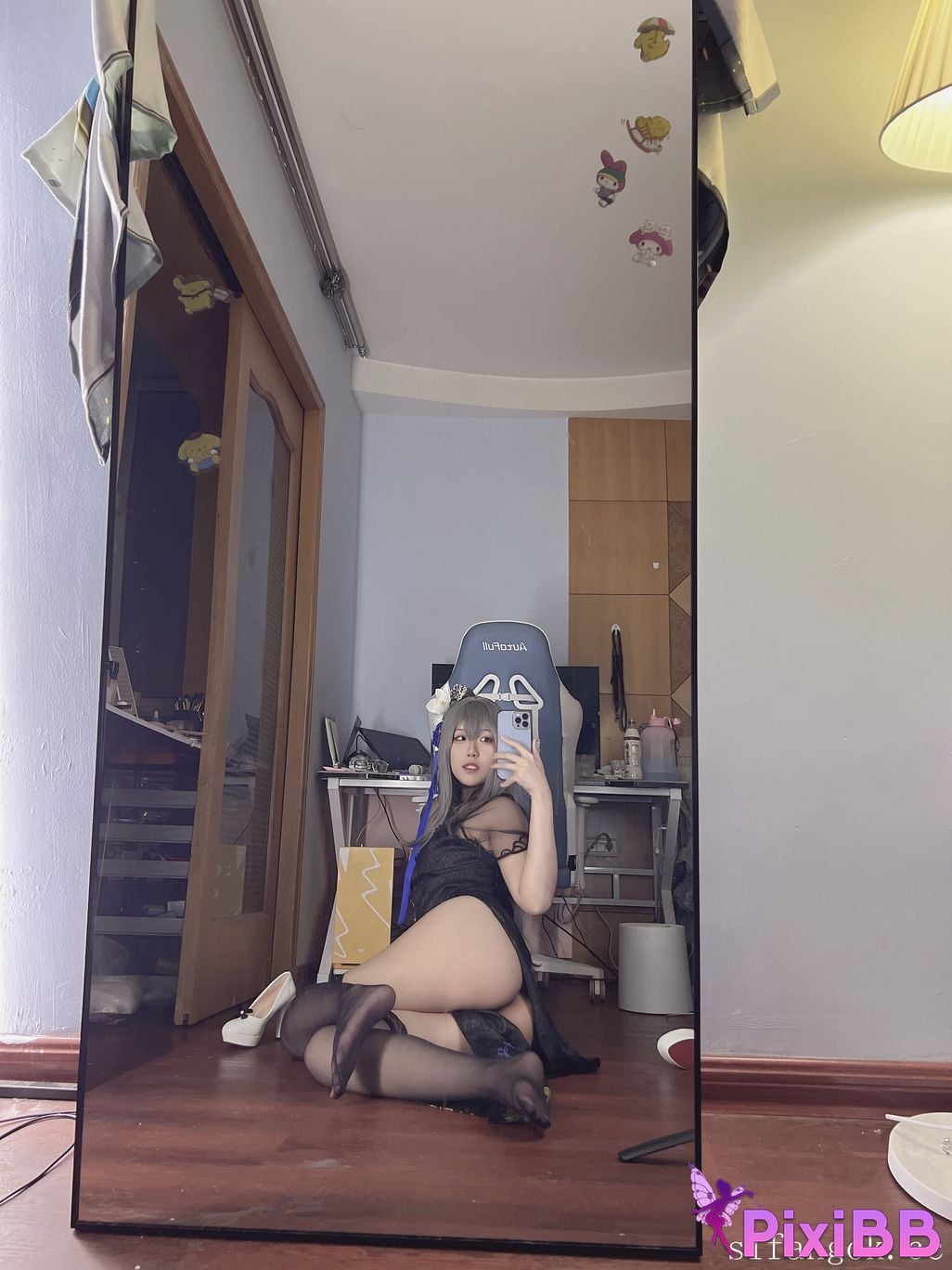 Cosplayer U s e r a o n t v p l Q u i q Louis IX PixiBB.COM 001