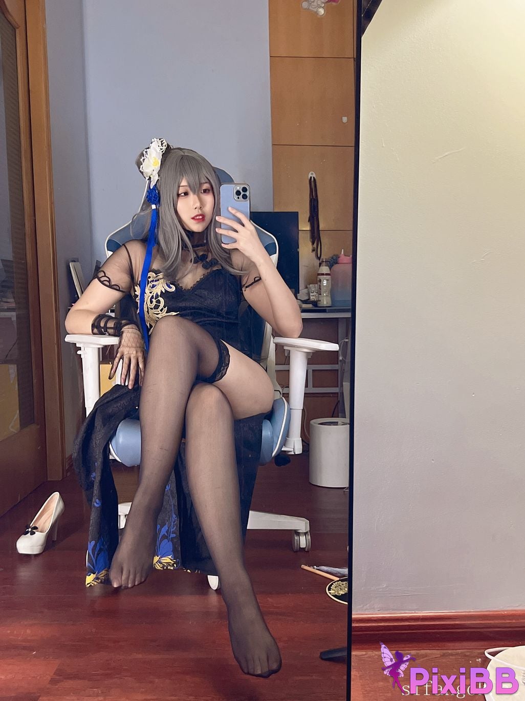 Cosplayer U s e r a o n t v p l Q u i q Louis IX PixiBB.COM 011