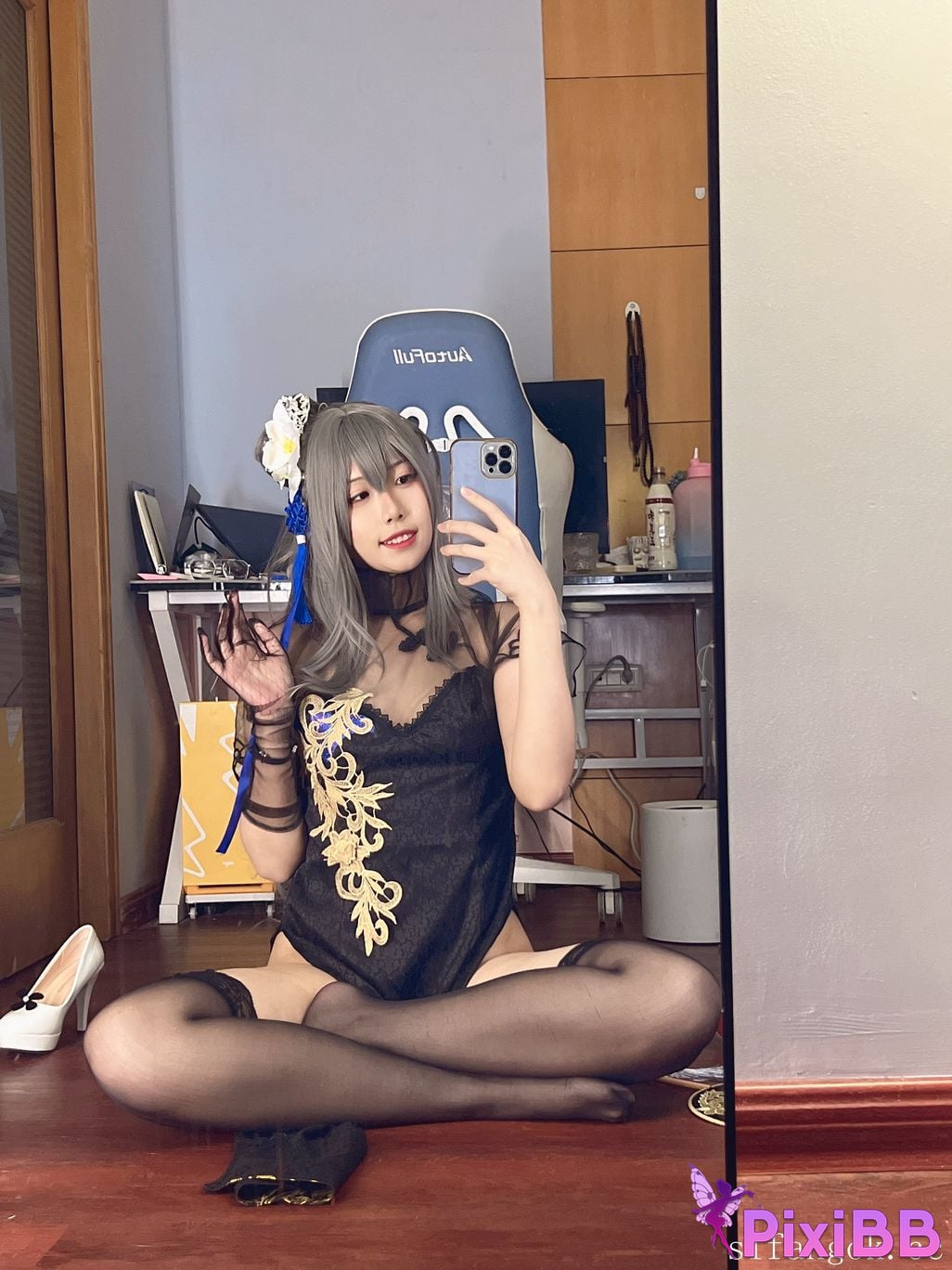 Cosplayer U s e r a o n t v p l Q u i q Louis IX PixiBB.COM 014