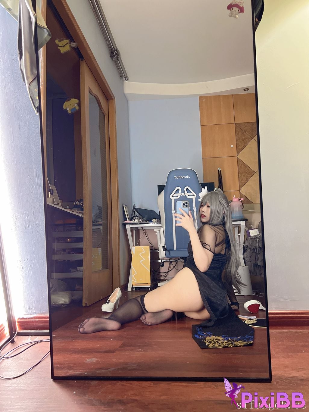 Cosplayer U s e r a o n t v p l Q u i q Louis IX PixiBB.COM 018