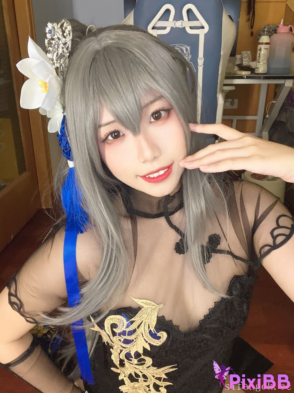 Cosplayer U s e r a o n t v p l Q u i q Louis IX PixiBB.COM 026